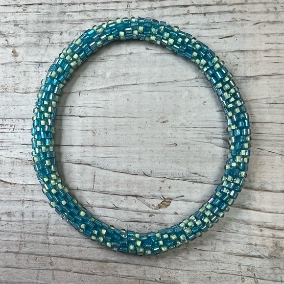 😻 Set of 3 aid-through-trade roll on bracelets! Pretty colors, lovely beadwork - Picture 4 of 6